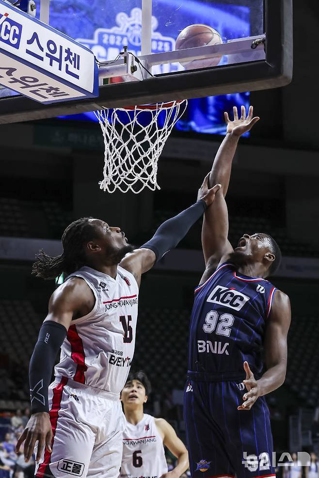 [서울=뉴시스]프로농구 KCC 라렌과 정관장 버튼(왼쪽). (사진=KBL 제공)