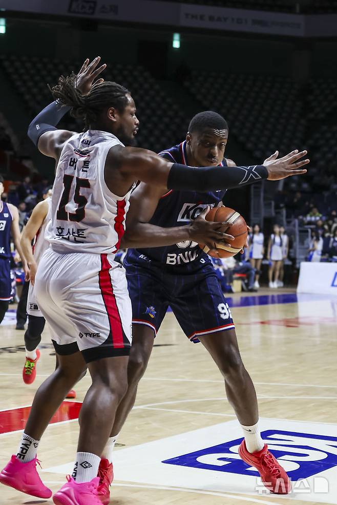 [서울=뉴시스]프로농구 KCC 라렌과 정관장 버튼(왼쪽). (사진=KBL 제공)