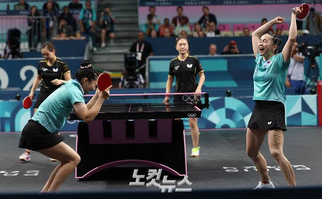 2024파리올림픽 탁구 여자 단체전 동메달 결정전에서 신유빈-전지희 조가 독일 샨샤오나-완위안 조를 상대로 마지막 공격 성공 후 기뻐하고 있다. 2024.08.10 파리=올림픽사진공동취재단/KCK 황진환 기자