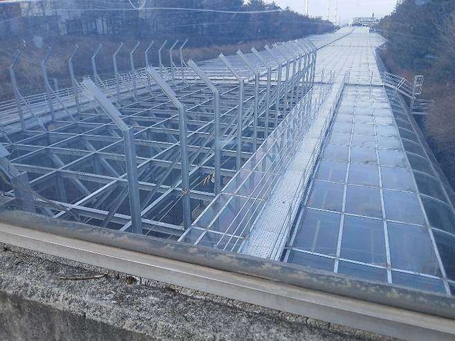 광주시가 주민의 소음 측정 거부로 광산구 신창동 방음터널 공사를 마무리하지 못해 상부가 뻥 뚫리면서 주민이 지속해서 소음피해를 보고 있다. 이귀순 광주시의원 제공