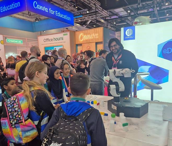 지난달 22일(현지시간) 영국 런던 벳쇼 전시장을 찾은 어린이들이 한 에듀테크 업체의 로봇을 살펴보고있다.