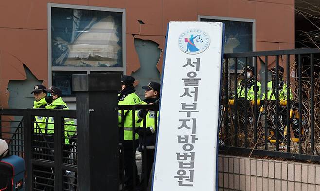 1월 19일 윤석열 대통령 지지자들의 폭력 사태가 벌어진 서울 마포구 서울서부지방법원의 현판이 파손돼 있다. 뉴시스