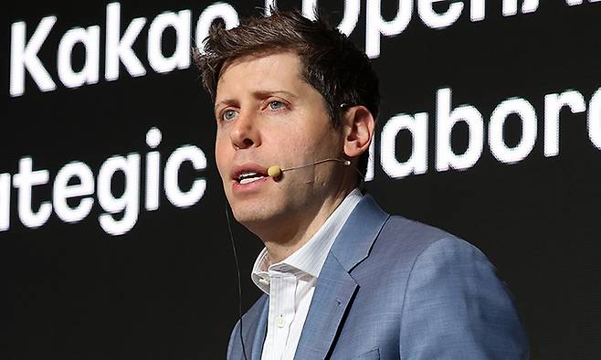 챗GPT 개발사 오픈AI의 샘 올트먼 최고경영자(CEO)가 4일 서울 중구 플라자호텔에서 열린 카카오 전략적 제휴 체결 공동 기자간담회에서 발언하고 있다. 카카오는 국내 기업으로는 처음으로 오픈AI와 전략적 제휴를 맺고 인공지능(AI) 서비스 고도화를 위한 기술 협력은 물론 공동 상품 개발 등을 추진할 계획이다. 뉴스1