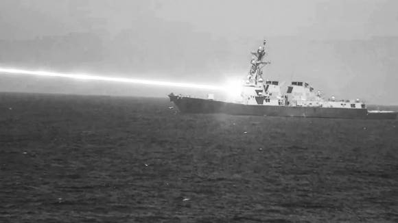 USS 프레블함(DDG-88)에서 레이저 무기 헬리오스(HELIOS)가 발사되는 모습. 미 해군