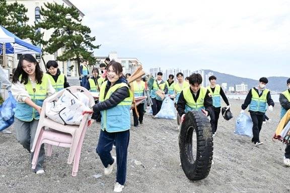하나님의 교회 직장인청년봉사단 회원들이 울산 명소 강동몽돌해변에서 폐기물을 수거해 환경을 보호하는 봉사활동을 하고 있다. [하나님의교회 제공]