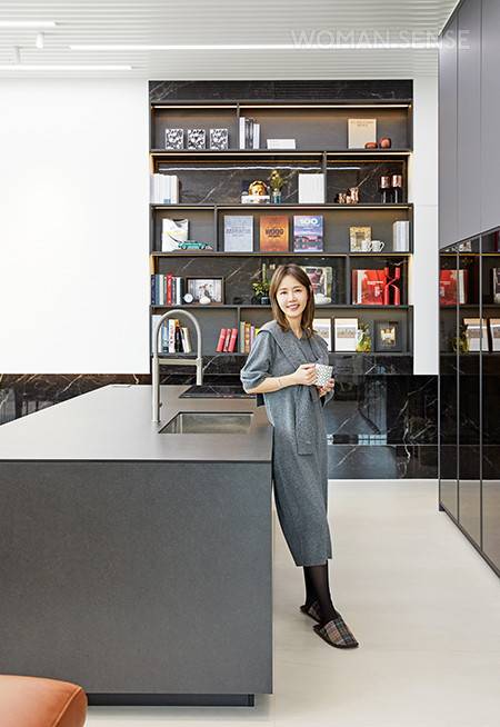 주방은 가장 지저분해지기 쉬운 공간이기 때문에 수납과 심플한 디자인에 가장 신경 써서 메라톤을 선택했다. 상판과 하부장, 내부 가구는 8832 BS로 얼룩이 잘 묻지 않아 청소가 쉬우면서 고급스러운 느낌을 더했고, 뒤쪽 메인 주방은 메라톤 클린터치 차콜로 전체적인 톤 앤 매너를 맞췄다. 직사각형의 깊고 넓은 싱크볼은 수입 브랜드 Foster로 모두 메라톤 제품이다.