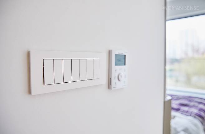 공간이 넓다 보니 조명을 컨트롤하는 스위치도 많아 동선이 비효율적일 수 있는데, 프리미엄 유럽형 스위치 콘센트 비마르의 리니아 얼리인드 스위치로 문제를 해결했다. 비마르는 모듈형 시스템으로 1구부터 7구까지 다양한 조합이 가능해 층마다 한곳에서 조정할 수 있어 편리하다.