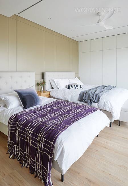 침대 선택에 까다로운 편이지만, 호텔크랜베리의 옌센 침대는 눕자마자 바로 편안함을 느낄 수 있었다. 특히 아이들이 어려 종종 안방에서 잠잘 때도 있어 콘디넨탈 C5 라지킹 사이즈와 슈퍼 싱글 사이즈 침대 2개를 나란히 배치했다. 침구는 호텔크랜베리의 자리아 구스다운 이불 솜과 베개를 선택했는데 피부에 닿는 순간 포근한 촉감이 긴장된 몸을 부드럽게 릴랙스시킨다. 또한 아늑한 느낌을 살리기 위해 바닥은 메라톤의 플로링 시럽오크, 붙박이장은 메라톤의 클린터치보드 화이트로 선택했다.