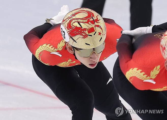 중국 쇼트트랙 대표팀 린샤오쥔이 지난 3일 2025 하얼빈 동계 아시안게임이 열리는 중국 하얼빈 헤이룽장 빙상훈련센터 다목적홀에서 ​훈련에 임하고 있다. 연합뉴스