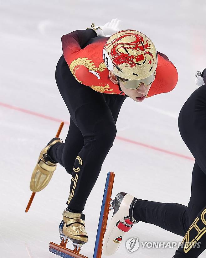 중국 쇼트트랙 대표팀 린샤오쥔이 지난 3일 2025 하얼빈 동계 아시안게임이 열리는 중국 하얼빈 헤이룽장 빙상훈련센터 다목적홀에서 ​훈련에 임하고 있다. 연합뉴스