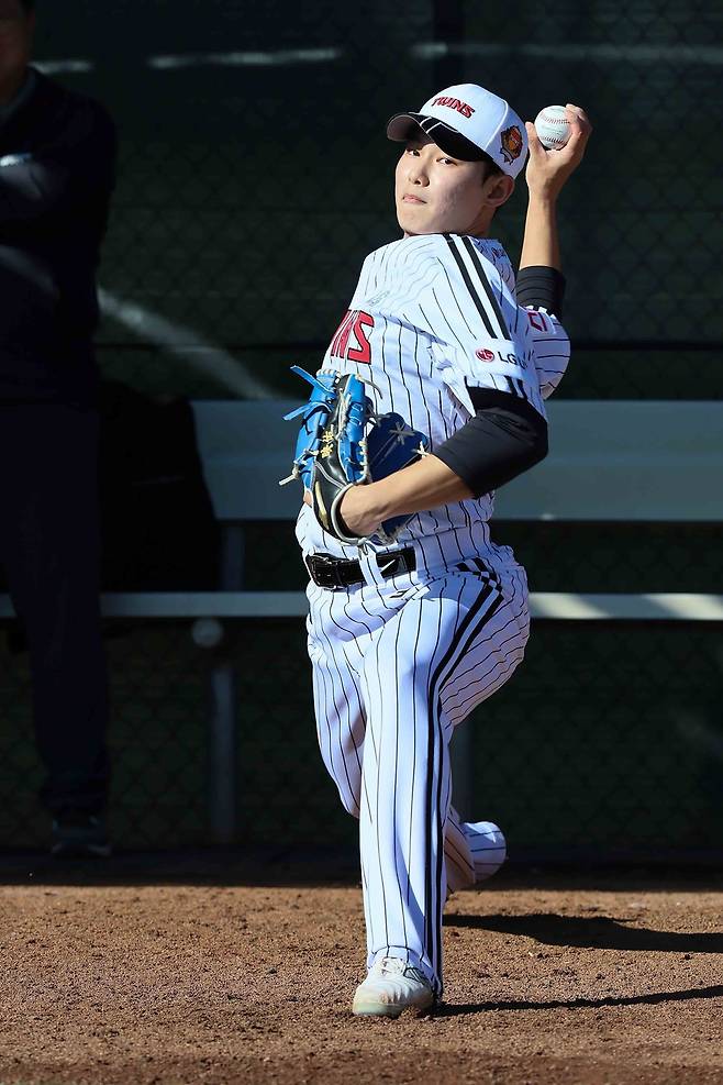 LG 투수 김영우는 최고 시속 156㎞까지 나오는 강속구 투수다. 스프링캠프 기간 선배들과 함께 한 단계 더 발전하리라 힘찬 각오를 밝혔다. LG 트윈스