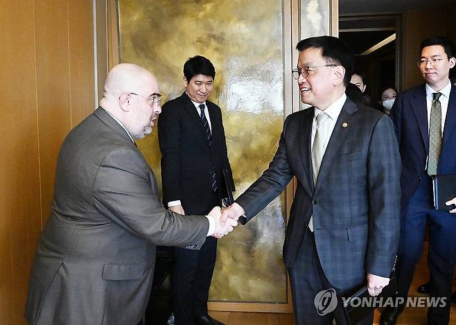 최 권한대행, 방산원전 주요국 주한대사 간담회 (서울=연합뉴스) 한상균 기자 = 최상목 대통령 권한대행 부총리 겸 기획재정부 장관이 4일 서울 중구 롯데호텔에서 열린 방산ㆍ원전 주요국 주한대사 초청 오찬간담회에서 페타르 크라이체프 불가리아 대사와 악수하고 있다. 2025.2.4 [기재부 제공. 재판매 및 DB 금지] xyz@yna.co.kr
