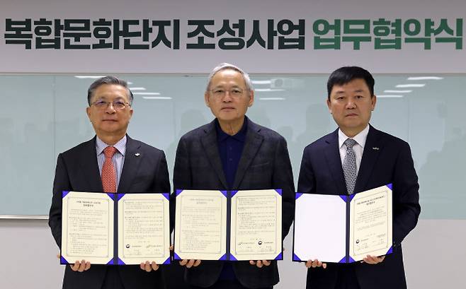 유인촌 문화체육관광부 장관이 5일 서울 종로구 국립현대미술관 서울관에서 문체부-한국토지주택공사(LH)-서계문화마당(주) 간 서계동 복합문화단지 조성사업 업무협약서에 서명한 뒤 기념촬영을 하고 있다. 사진 왼쪽부터 이한준 LH사장, 유인촌 장관, 김완석 서계문화마당(주) 대표이사. (사진=문체부 제공).