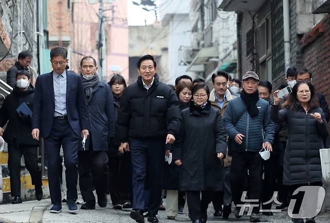 오세훈 서울시장이 20일 오전 규제철폐 6호 '입체공원'을 도입할 서울 강북구 미아동 130일대(미아역 인근) 재개발 현장을 방문해 이순희 강북구청장 등 관계자들과 함께 현장을 둘러보고 있다. 2025.1.20/뉴스1 ⓒ News1 오대일 기자