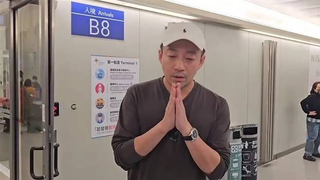 왕샤오페이가 지난 3일 대만에 입국했을 당시 취재진 앞에서 두 손을 모으고 부탁하는 모습. (야후타이완 갈무리)