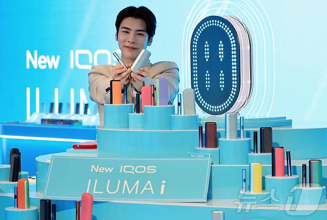 5일 오전 서울 중구 을지로 롯데호텔 서울 크리스탈볼룸에서 모델들이 한국필립모리스의 궐련형 전자담배 기기 '아이코스 일루마 i(IQOS ILUMA i)' 시리즈를 소개하고 있다. 2025.2.5/뉴스1 ⓒ News1 박정호 기자