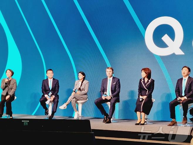 5일 오전 서울 중구 을지로 롯데호텔 서울 크리스탈볼룸에서 한국필립모리스의 궐련형 전자담배 기기 '아이코스 일루마 i(IQOS ILUMA i)' 시리즈 출시 관련 기자간담회가 진행됐다. 왼쪽부터 김기화 커뮤니케이션 상무, 이홍석 비연소 제품 부문 디렉터, 모안 테모,마케팅 & 디지털 디렉터, 바실리스 가젤리스 필립모리스 인터내셔널 동아시아, 호주 및 글로벌 면세 사업부 총괄 사장, 윤희경 대표, 김주한 대외정책 전무.ⓒ News1 이형진 기자