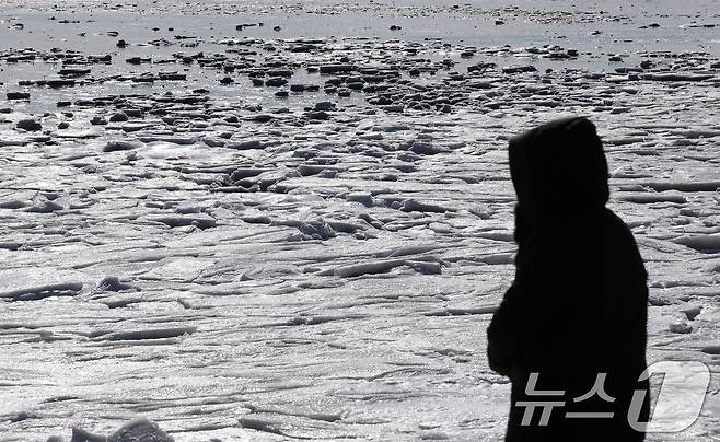 전국 대부분에 한파특보가 발효된 5일 인천 강화도 동막해변에서 한 시민이 얼어버린 갯벌을 보며 산책하고 있다. 기상청은 이날 전국 대부분 지역에서 출근길 -10도 이하의 기온을 보이며 당분간 강추위가 이어질 것이라고 예보했다. 2025.2.5/뉴스1 ⓒ News1 김성진 기자