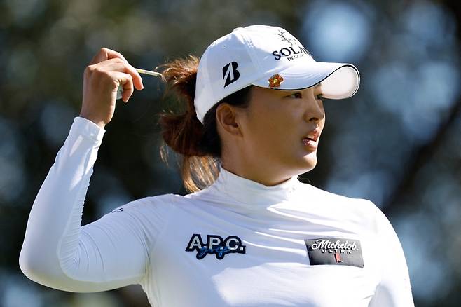 고진영이 LPGA투어 시즌 개막전인 힐든 그랜드 배케이션스 토너먼트 오브 챔피언스에서 티를 머리카락에 꽂고 있다. 사진 | AFP 연합뉴스