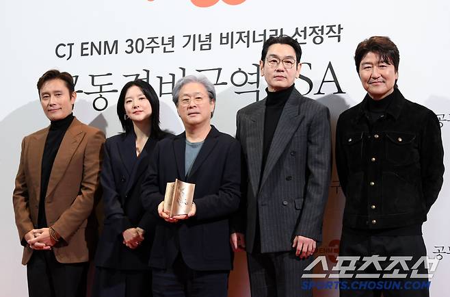 CJ ENM 30주년 기념 비저너리 선정작 영화 '공동경비구역 JSA' GV가 4일 서울 용산구 한강로동 CGV용산아이파크몰에서 열렸다. 이병헌, 이영애, 박찬욱 감독, 송강호, 김태우가 포토타임을 갖고 있다. 용산=박재만 기자 pjm@sportschosun.com/2025.02.04/