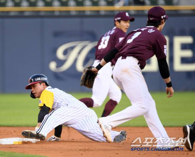 16일 잠실구장에서 열린 LG 트윈스와 키움 히어로즈의 경기. 2회말 무사 1루 LG 문성주가 2루를 훔치고 있다. 잠실=박재만 기자 pjm@sportschosun.com/2024.05.16/