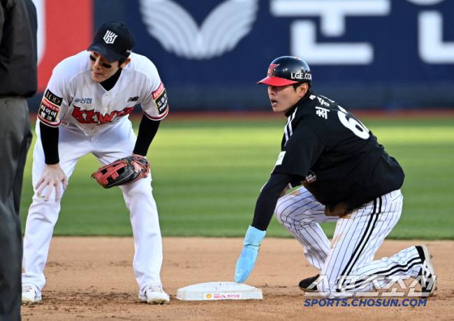 27일 잠실야구장에서 열린 삼성과 LG의 경기, 8회말 1사 1루 LG 문성주 타석때 1루주자 최승민이 2루 도루를 성공하고 있다. 삼성 유격수는 김영웅. 잠실=허상욱 기자wook@sportschosun.com/2024.03.27/