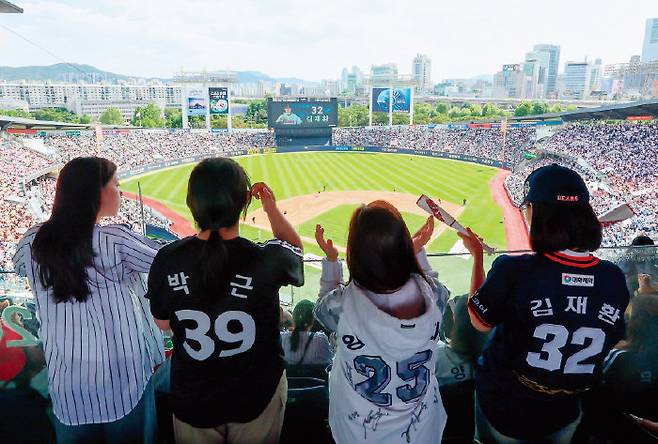 남성들의 공간으로 여겨지던 야구장에 20대 여성 팬이 몰리고 있다.