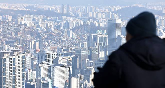 내수 침체의 여파로 부동산 시장이 냉각되면서 경매에 나오는 아파트가 늘고 있다. 사진은 지난 2월 2일 서울 남산에서 바라본 아파트 단지와 빌라 모습./연합뉴스