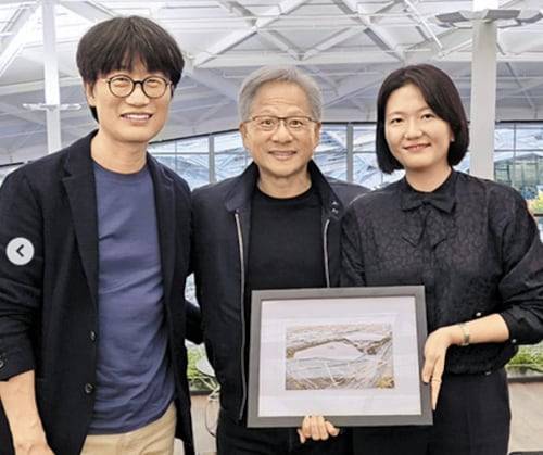 2024년 6월 25일 이해진 네이버 창업자와 최수연 대표가 미국 캘리포니아 산타클라라 엔비디아 본사에서 젠슨 황 엔비디아 CEO와 찍은 사진./네이버 인스타그램
