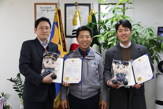 지난 3일 서기용 성동경찰서장(가운데)이 보이스피싱 현금책 검거에 기여한 국민은행 은행원들에게 감사장을 수여하고 있다. /성동경찰서