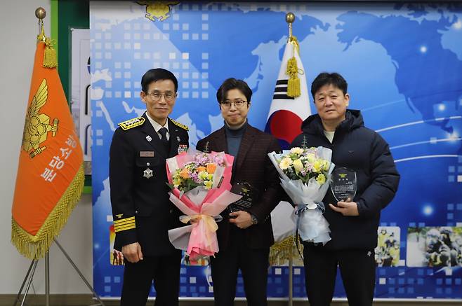경기 분당소방서는 올해 초 BYC 빌딩 화재 당시 초기 진화에 나선 안경점 원장 정민(가운데)씨와 건물 이용객 대피 유도를 한 수영장 대표 곽병현(오른쪽 끝)씨에게 지난 3일 감사패를 전달했다고 5일 밝혔다. /분당소방서