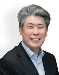 윤종원 전 청와대 경제수석 - 서울대 경제학, 미 UCLA 경제학 박사,  전 기획재정부 경제정책국장, 전 청와대 경제금융비서관, 전 국제통화기금(IMF) 상임이사,  전 경제협력개발기구(OECD) 대사, 전 IBK기업은행장 / 사진 윤종원