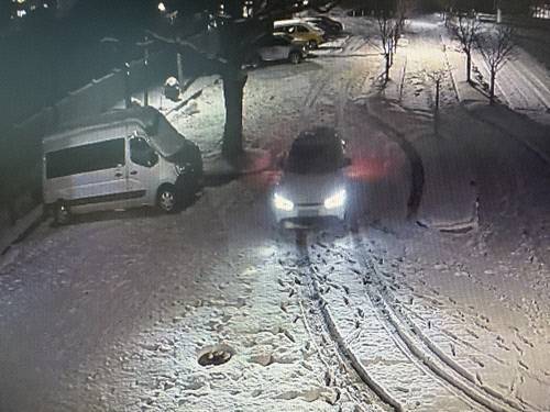 운동장에 들어온 차량. 충주중학교 CCTV 갈무리