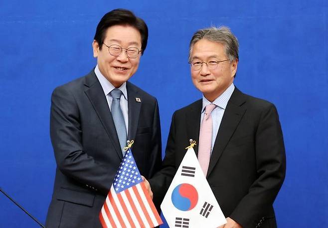 이재명 더불어민주당 대표가 지난달 22일 오전 국회에서 조셉 윤 주한미국대사대리를 접견하며 기념촬영하고 있다. ⓒ뉴시스