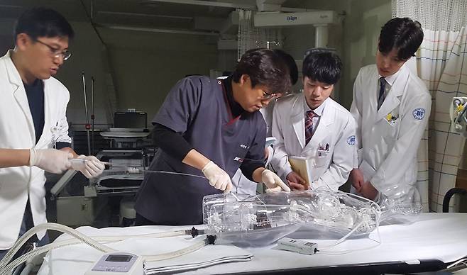 장성욱 단국대병원 심장혈관흉부외과 교수(충남권역외상센터장·왼쪽에서 두 번째)가 복부에 대량 출혈이 발생했을 때 대처할 수 있는 대동맥 내 풍선폐쇄소생술(레보아)을 교육하고 있다.
