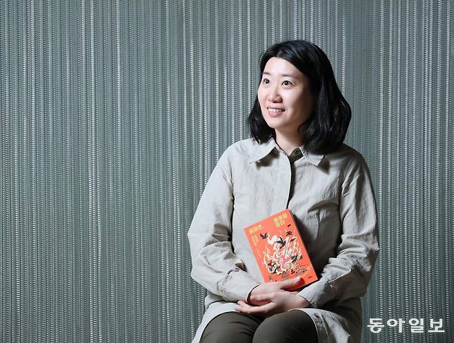통일신라 시대가 배경인 탐정물 ‘설자은’ 시리즈 2권으로 돌아온 소설가 정세랑은 “2권이 나왔으니 이제 ‘진짜 시리즈’다”며 “독자들이 영화감독처럼 장면을 그리면서 시간 여행하듯 읽어주면 좋겠다”고 말했다. 신원건 기자
