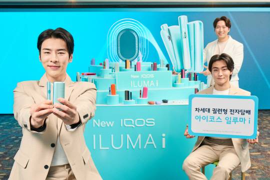서울 소공동 롯데호텔에서 5일 열린 한국필립모리스 궐련형 전자담배 '아이코스 일루마 i' 출시행사에서 관계자들이 기기를 소개하고 있다. 이번에 새로 출시된 기기는 '터치스크린'으로 시작, 정지, 예열, 잔여시간 등을 확인할 수 있다. [한국필립모리스 제공]