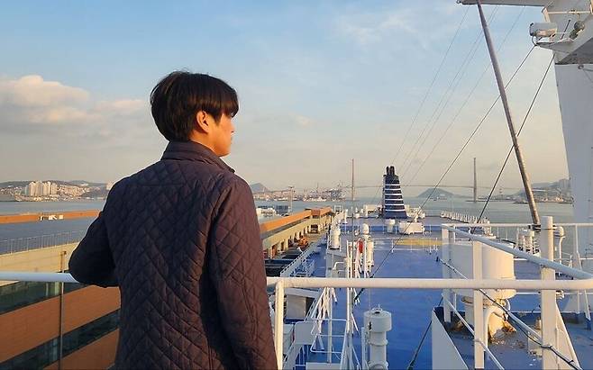 국제 상선을 운항하는 변상수 선장이 지난달 11일 부산국제여객터미널 내 선박에서 바다의 기후변화 상황을 설명하고 있다. 옥기원 기자