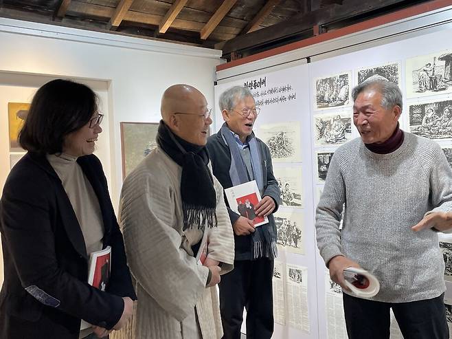 5일 오전 서울 대학로 ‘백기완 마당집’ 2층 전시실에서 열린 ‘신학철, 백기완을 부르다’ 전시 개막 기자간담회에서 신학철 화백(맨 오른쪽)이 작품들에 관해 설명하며 웃고 있다. 신 화백 왼쪽으로는 차례대로 유홍준 명지대 석좌교수와 명진스님, 백기완 선생의 맏딸인 백원담 성공회대 교수. 최재봉 기자