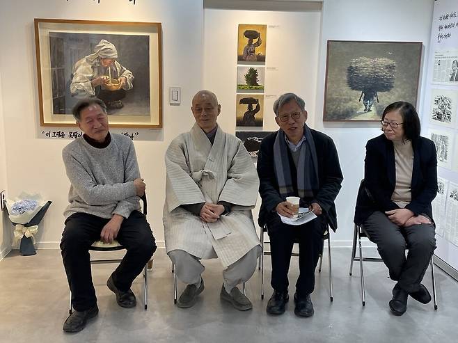 5일 오전 서울 대학로 ‘백기완 마당집’ 2층 전시실에서 열린 ‘신학철, 백기완을 부르다’ 전시 개막 기자간담회에서 유홍준 명지대 석좌교수(오른쪽에서 두번째)가 전시 취지에 관해 설명하고 있다. 왼쪽부터 신학철 화백, 명진스님, 유 교수, 백기완 선생의 맏딸인 백원담 성공회대 교수. 최재봉 기자