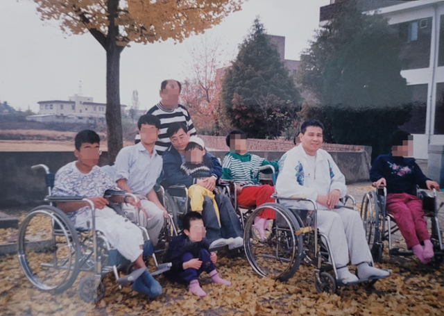고인이 시설에 거주할 당시 모습. 왼쪽은 함께 탈시설한 김동림씨. 동림씨 제공