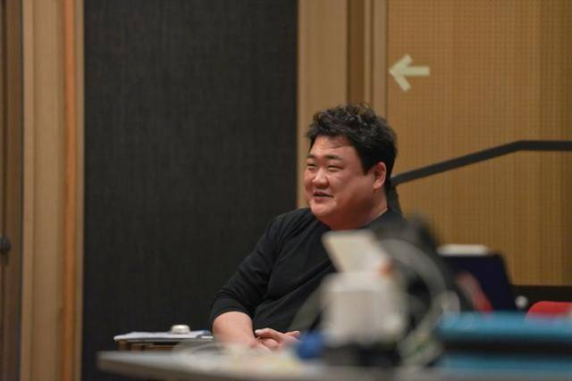 뮤지컬 '이상한 나라의 춘자씨'에서 홍진수 역을 맡은 개그맨 김준현이 연습실에서 함께 출연하는 배우들의 연기를 지켜보고 있다. 극단 오징어 제공