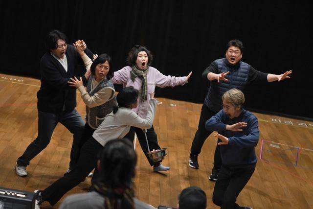 개그맨 김준현(오른쪽에서 두 번째)은 "착하고 따뜻한 뮤지컬 '이상한 나라의 춘자씨'를 연습하면서 많이 울었다"며 "휴머니즘으로 정화되고 해소되는 묘한 경험을 하고 있다"고 말했다. 극단 오징어 제공