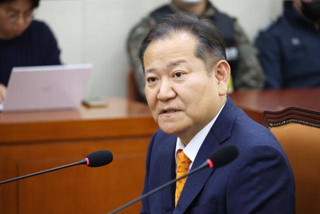 이상민 전 행정안전부장관이 4일 국회에서 열린 윤석열 정부의 비상계엄 선포를 통한 내란 혐의 진상규명 국정조사 특별위원회 2차 청문회에 출석해 증언을 거부하고 있다. 뉴스1