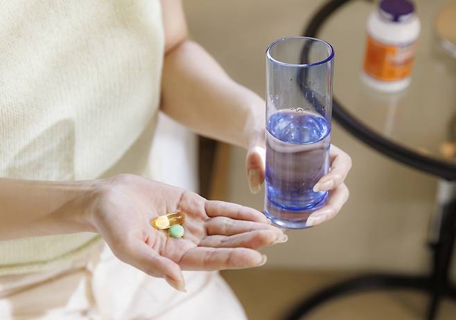 영양제별로 몸에 더 잘 흡수되기 위해 복용하면 좋은 시간들이 있다./사진=클립아트코리아