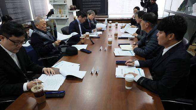 <yonhap photo-5977=""> '사석 논란'... 긴급 운영위 개최한 한국기원 (서울=연합뉴스) 이정훈 기자 = 3일 서울 성동구 한국기원에서 지난 LG배에서 문제가 됐던 사석 규정 논란과 관련해 긴급 운영위원회가 열리고 있다. 바둑에서 사석은 상대방으로부터 따낸 돌을 의미한다. 이날 한국기원은 사석 관리 규정을 3개월 만에 개정하고 위반 경고 누적으로 인한 반칙패를 폐지하기로 했다. 2025.2.3 uwg806@yna.co.kr/2025-02-03 15:19:17/ <저작권자 ⓒ 1980-2025 ㈜연합뉴스. 무단 전재 재배포 금지, AI 학습 및 활용 금지></yonhap>