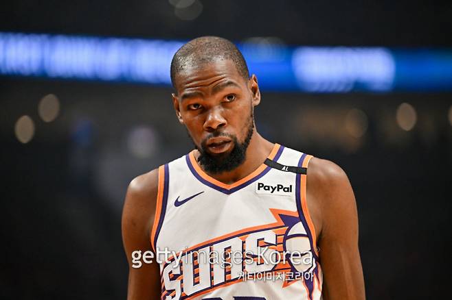 올 시즌 NBA 트레이드 마감을 앞두고 골든스테이트행 루머에 휩싸인 피닉스 듀란트. 사진=게티이미지