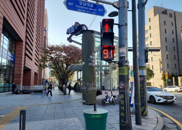 서울시가 적색등의 잔여시간을 표시해 주는 '적색 잔여시간 표시 신호등'을 시 전역에 확대 설치한다. 사진은 강남역 4번 출구에 설치된 적색 잔여시간 표시 신호등. [사진=서울시]