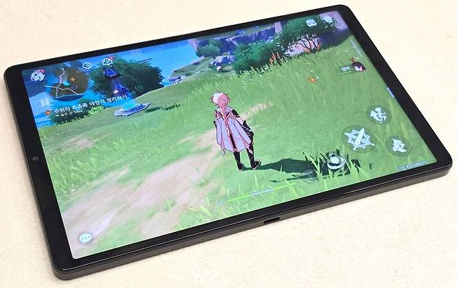 2.5K급 해상도에 165Hz 주사율, 돌비 비전까지 지원하는 고품질 화면을 탑재했다 / 출처=IT동아