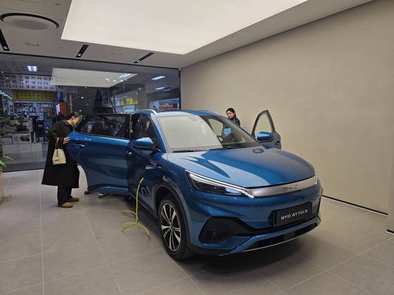 지난달 25일 서울 용산구 비야디(BYD) 용산 전시장을 찾은 소비자가 전기차 '아토3'를 살펴보고 있다. 오삼권 기자
